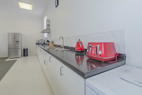 4 Bedroom House - Hobart CBD - Free Parking - Free WIFI - Broome Tourism 2