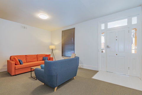 4 Bedroom House - Hobart CBD - Free Parking - Free WIFI - Broome Tourism 10