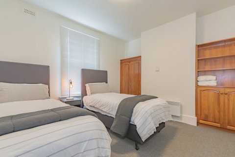 4 Bedroom House - Hobart CBD - Free Parking - Free WIFI - Broome Tourism 1