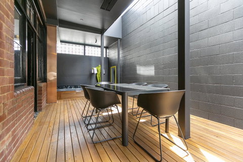 Insomnia On Elizabeth - Broome Tourism 24