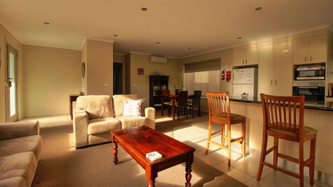 Hobart Villa - Broome Tourism 0