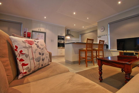 Hobart Villa - Broome Tourism 3