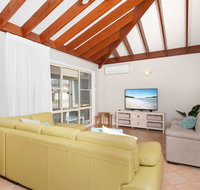 Occy's  Fingal Bay - Broome Tourism