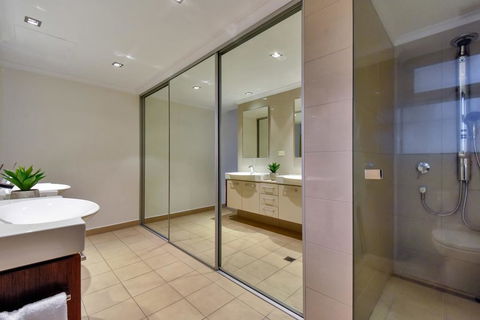 Oceana Darwin Central Oceanfront 3 Bedroom 2 Lounge Room Pool Gym Tennis Court Sleeps 9 - Broome Tourism 3