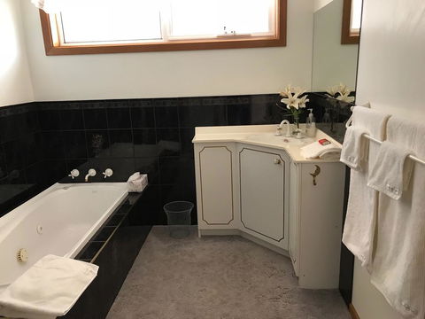 Penguin Seaside Homestay - Broome Tourism 3