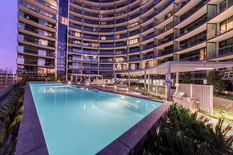 Perfectly Located Modern Apartment - Canberra CBD - Broome Tourism 1