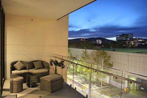 Perfectly Located Modern Apartment - Canberra CBD - Broome Tourism 0