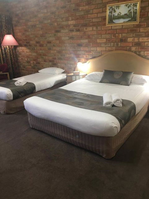 Pines Country Club Motor Inn - Broome Tourism 3