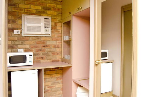 Pines Country Club Motor Inn - Broome Tourism 0