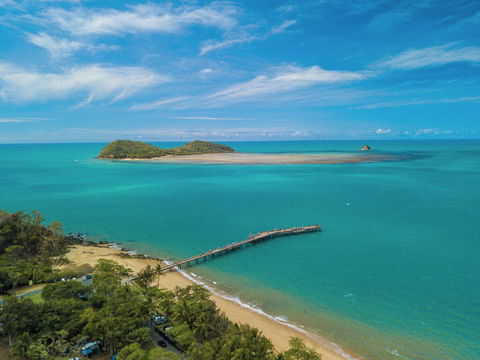 Relax In Palm Cove - Broome Tourism 3