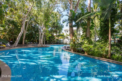 Relax In Palm Cove - Broome Tourism 0