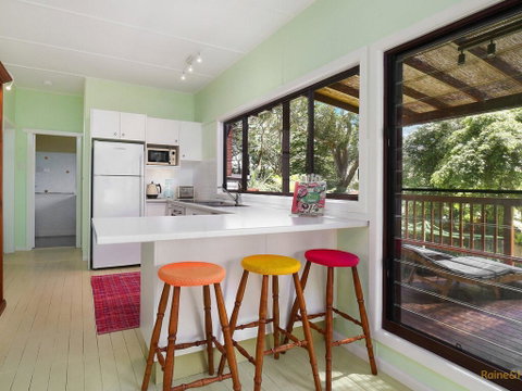 Retro Vibes - 18 Norahview Street, Bateau Bay - Broome Tourism 1