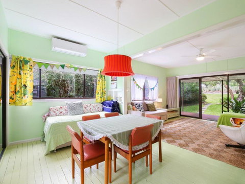 Retro Vibes - 18 Norahview Street, Bateau Bay - Broome Tourism 3