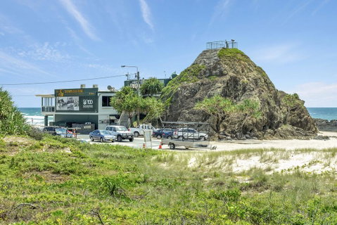 Rigi On Currumbin Beach - Broome Tourism 0