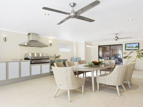 Saltwater - Entertainers Paradise - Broome Tourism 1