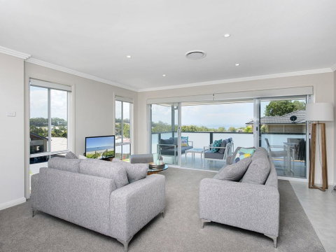Saratoga Avenue, 52, Signature House - Broome Tourism 1