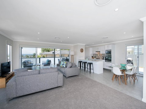 Saratoga Avenue, 52, Signature House - Broome Tourism 3