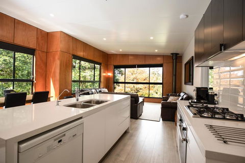 Springbrook25 Upper Apartment - Broome Tourism 2