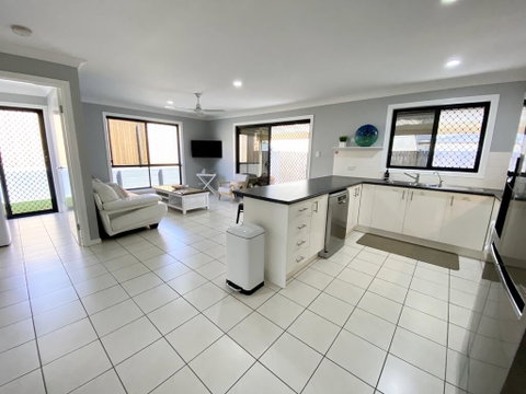 STYLISH RESIDENCE, LARGE PRIVATE YARD - CLOSE TO DREAMWORLD - Broome Tourism 2