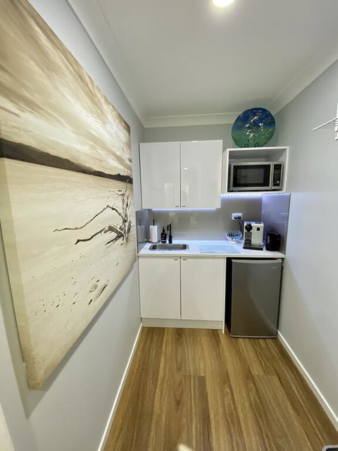 STYLISH UNIT - CLOSE TO DREAMWORLD - Broome Tourism 3