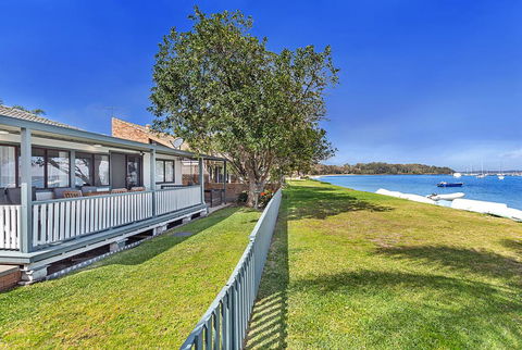 Sunset Beach House - Soldiers Point Sleeps 9 - Broome Tourism 1