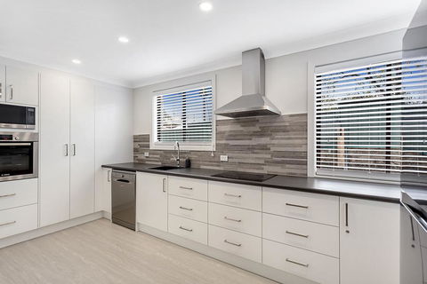 Sunset Beach House - Soldiers Point Sleeps 9 - Broome Tourism 3