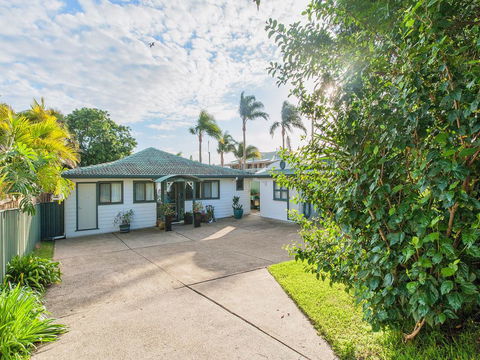 Sunset Beach House - Soldiers Point Sleeps 9 - Broome Tourism 2