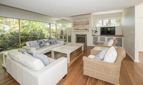 Surfers Ave Retreat Narrawallee - Broome Tourism 3