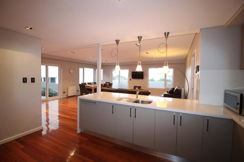 Sunny 3 Bedroom Apartment In Sandy Bay - Broome Tourism 11