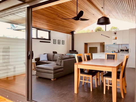 Omaroo House - Panoramic Water Views - Broome Tourism 4
