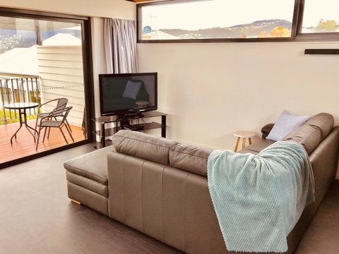 Omaroo House - Panoramic Water Views - Broome Tourism 9
