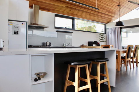 Omaroo House - Panoramic Water Views - Broome Tourism 14