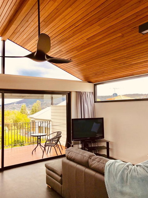 Omaroo House - Panoramic Water Views - Broome Tourism 8
