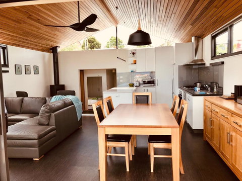Omaroo House - Panoramic Water Views - Broome Tourism 5
