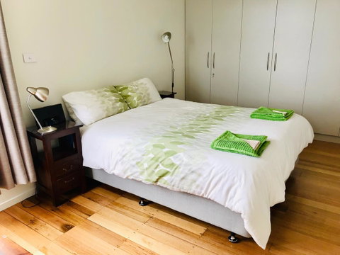 Omaroo House - Panoramic Water Views - Broome Tourism 24