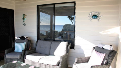 KINGFISHER COTTAGE Beachfront At The Binalong Bay - Broome Tourism 7