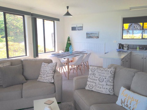 KINGFISHER COTTAGE Beachfront At The Binalong Bay - Broome Tourism 24