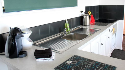 KINGFISHER COTTAGE Beachfront At The Binalong Bay - Broome Tourism 18