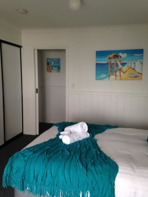 KINGFISHER COTTAGE Beachfront At The Binalong Bay - Broome Tourism 25