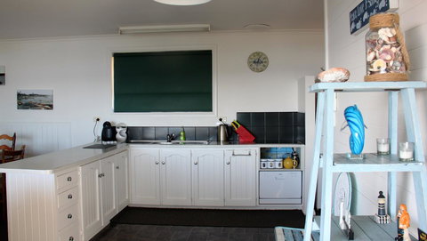 KINGFISHER COTTAGE Beachfront At The Binalong Bay - Broome Tourism 20