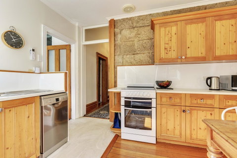WEST NEST | Classic 3BR Hobart Terrace BEST Location, View, Close To City - Broome Tourism 5