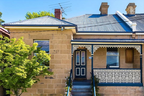 WEST NEST | Classic 3BR Hobart Terrace BEST Location, View, Close To City - Broome Tourism 0