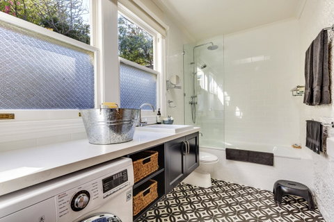 WEST NEST | Classic 3BR Hobart Terrace BEST Location, View, Close To City - Broome Tourism 2