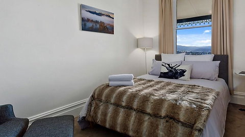 WEST NEST | Classic 3BR Hobart Terrace BEST Location, View, Close To City - Broome Tourism 9