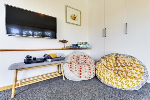 WEST NEST | Classic 3BR Hobart Terrace BEST Location, View, Close To City - Broome Tourism 15