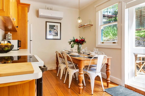WEST NEST | Classic 3BR Hobart Terrace BEST Location, View, Close To City - Broome Tourism 4