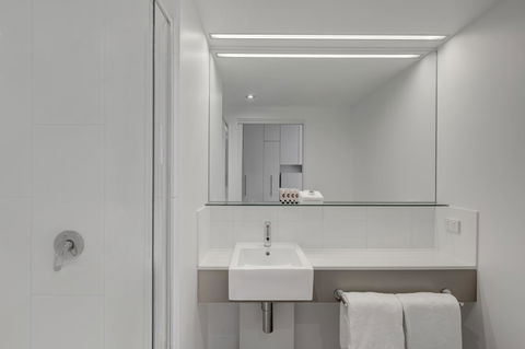 Travelodge Hotel Melbourne Docklands - Broome Tourism 8