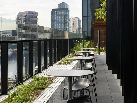 Vibe Hotel Melbourne Docklands - Broome Tourism 21