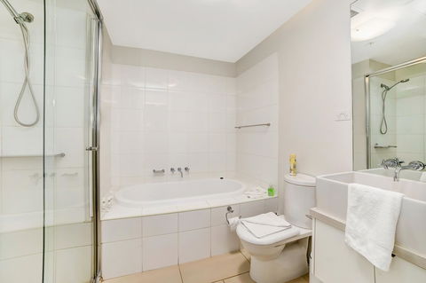 Signature Waterfront Apartments - Broome Tourism 14