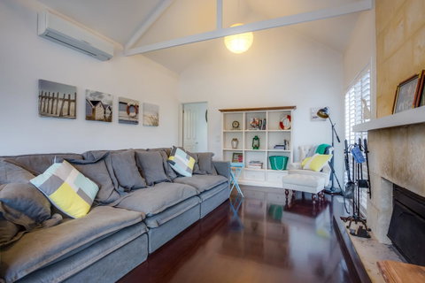 Cute Cottage On Cain - Beach At End Of Street - Broome Tourism 5